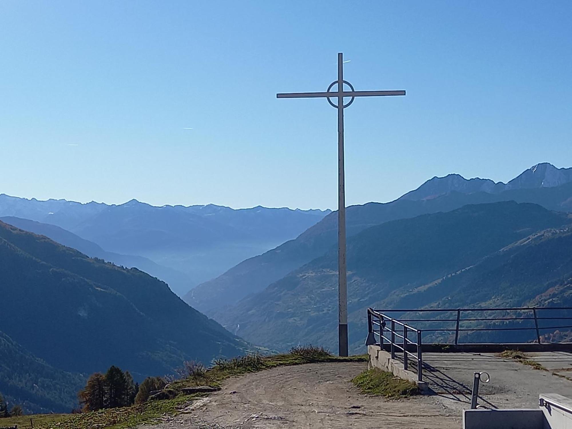 Mit Schoener Sicht Auf Bergpanorama Und Uebers Tal Appartement Ernen