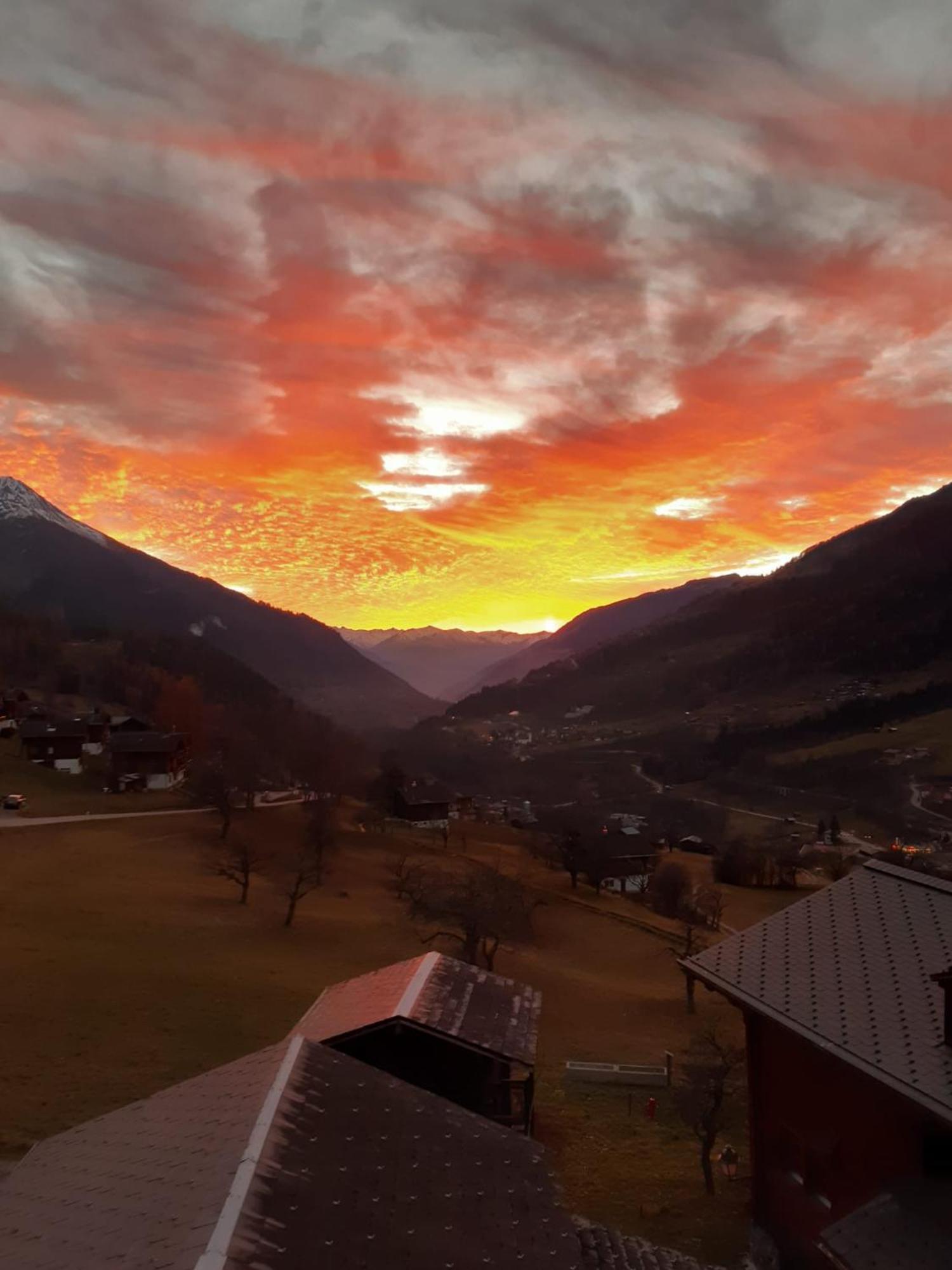 Mit Schoener Sicht Auf Bergpanorama Und Uebers Tal Appartement *