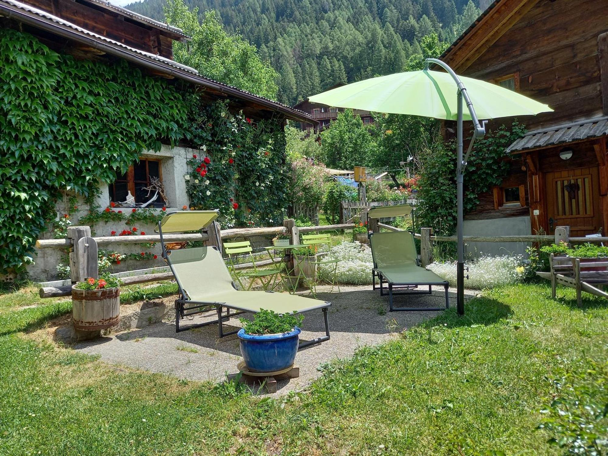 Mit Schoener Sicht Auf Bergpanorama Und Uebers Tal Appartement