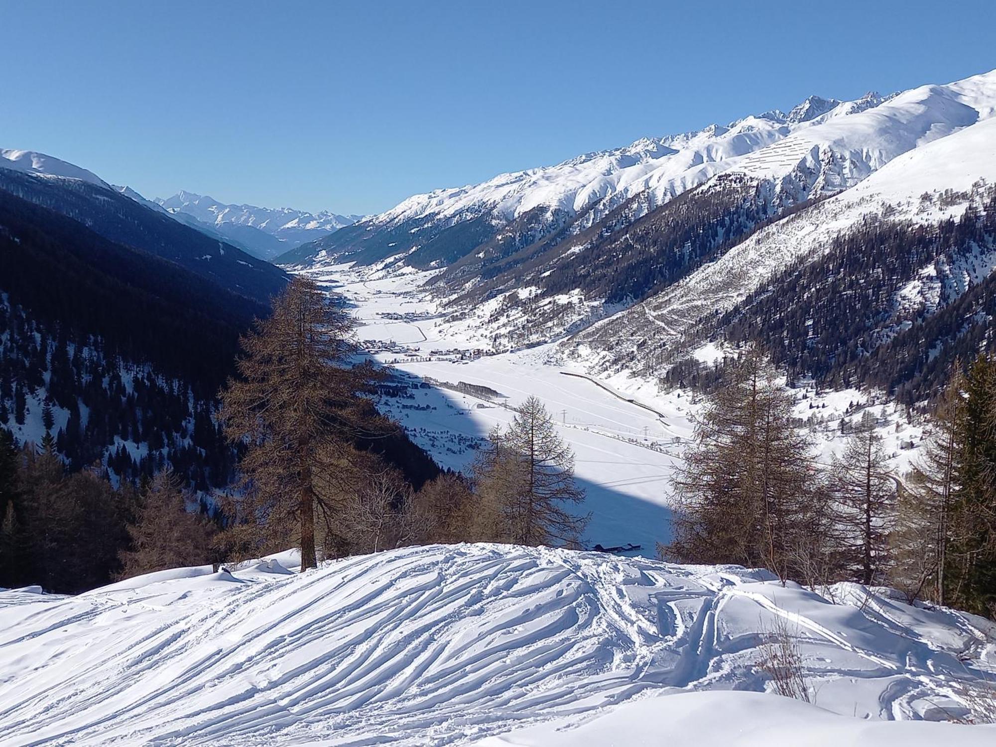 Mit Schoener Sicht Auf Bergpanorama Und Uebers Tal Appartement